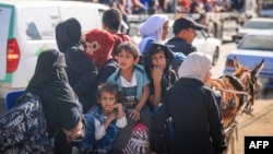 زنان و کودکان فلسطینی که شهر غزه را ترک می کنند