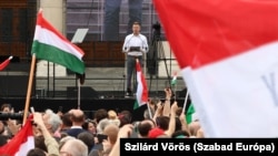 Magyar Péter beszédet mond az általa szervezett demonstráción a Kossuth téren 2024. április 6-án