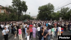 Armenia - Antigovernment protesters occupy a street in Yerevan, June 10, 2024.