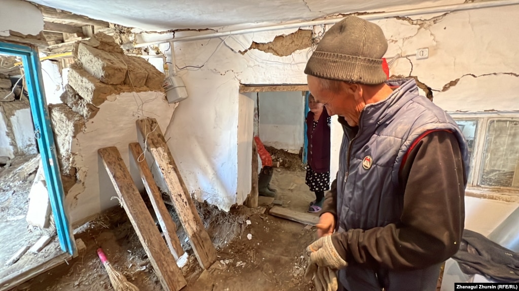 В частном доме, частично обрушившемся из-за паводка. Село Каратал, Уилский район Актюбинской области, 13 апреля 2024 года 