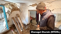 Друг жител на село Каратал използва дървени дъски, за да поддържа частично срутена стена в дома си.
