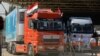 Segélyszállító teherautók érkeznek az egyiptomi határ palesztin oldalára 2023. október 21-én