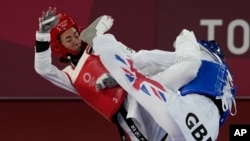  Ализаде от олимпийския тим на бежанците играе против британката Джейд Джоунс в категория до 57 кг на Летните олимпийски игри 2020 в Токио, Япония. 