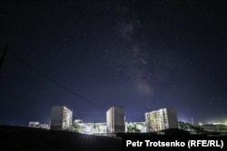 Вид на ночной Улькен со стороны озера Балхаш. Алматинская область, 20 августа 2023 года