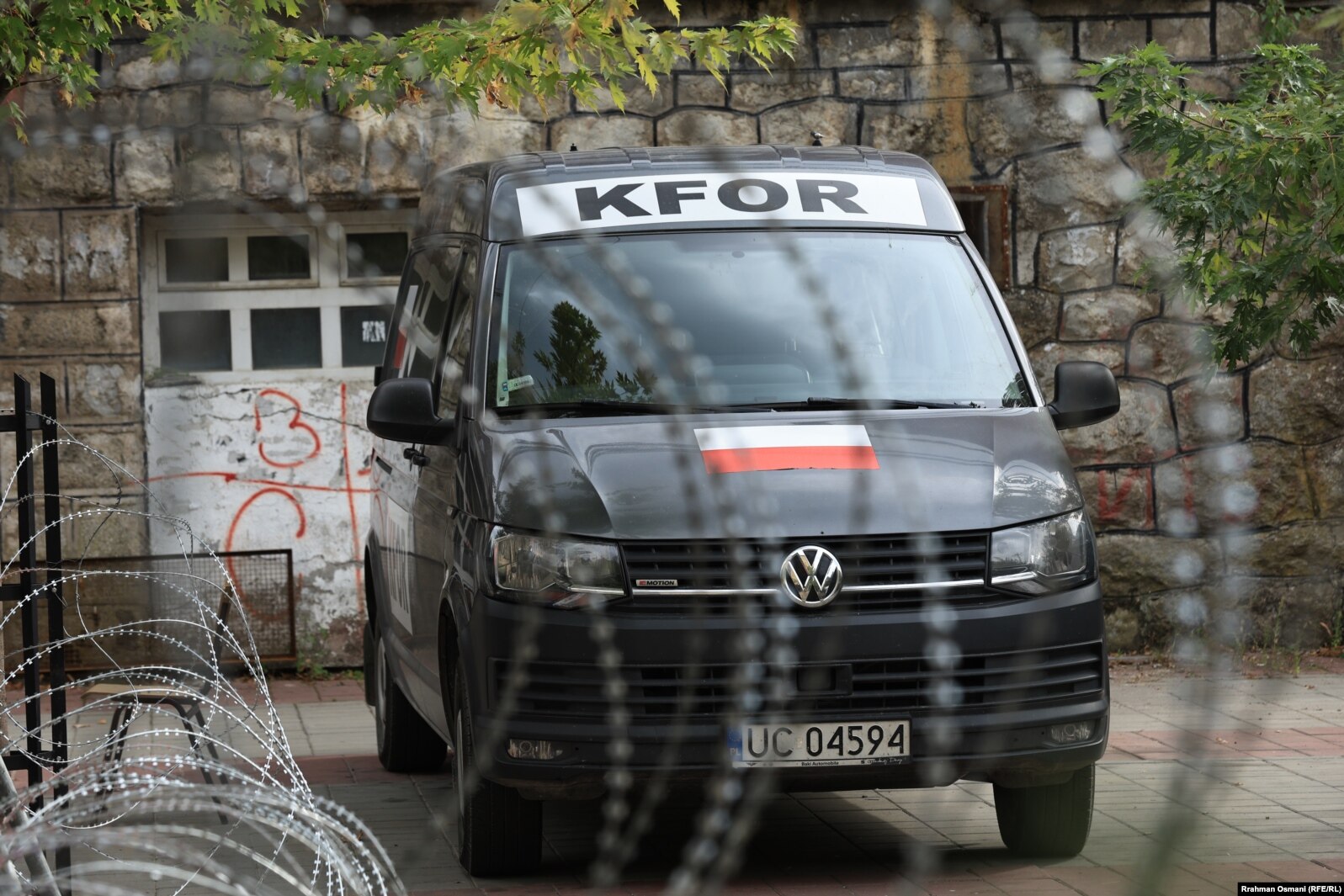 Objekti komunal në Zveçan ruhet nga pjesëtarë të Misionit Paqeruajtës të NATO-s, KFOR.