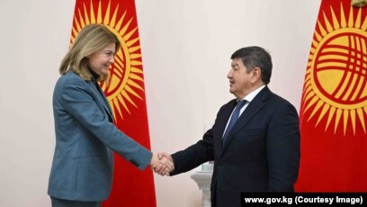 Орыстар көшеде порно түсіріп жатыр.