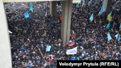 Зіткнення між проукраїнськими та проросійськими активістами біля стін Верховної Ради АР Крим. Сімферополь, 26 лютого 2014 р.