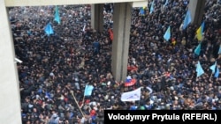 Проукраинский митинг против сепаратизма в Крыму около Верховной Рады АР Крым. Симферополь, 26 февраля 2014 года