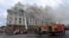 Пожежники працюють біля житлового будинку, який постраждав від російського ракетного удару у Дніпрі, 19 квітня 2024 року