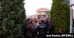 Policia maqedonase ndërhyn gjatë protestës së prindërve maqedonas në Çashkë kundër hapjes së paraleles me mësim në gjuhën shqipe.