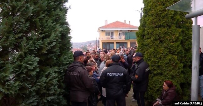 Policia maqedonase ndërhyn gjatë protestës së prindërve maqedonas në Çashkë kundër hapjes së paraleles me mësim në gjuhën shqipe.
