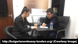  Катрин Иванова с аташето по трудови и обществени въпроси Васил Асенов. 