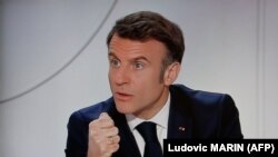 Recent, Emmanuel Macron a provocat reacții critice după ce nu a exclus o prezență militară NATO în Ucraina. Joi seară a vorbit despre pericolul pentru întreaga Europă dacă Vladimir Putin câștigă în Ucraina.