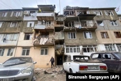 Oštećena stambena zgrada nakon granatiranja u Stepanakertu, 19. septembra 2023.