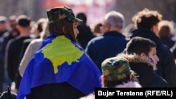 Një vajzë me kapelë ushtarake dhe flamurin e Kosovës. Fotografi ilustruese nga arkivi. 