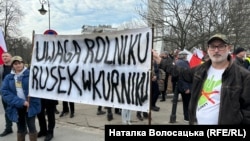 Під час маршу фермерів у Варшаві в Аґати Віньскої організатори забрали плакат, який застерігає від російської пропаганди. 27 лютого 2024 року