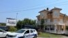Полиција во градот Лозница во западна Србија на местото каде што беа застрелани двајца полицајци, 18 јули 2024 година.