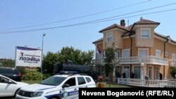 Полиција во градот Лозница во западна Србија на местото каде што беа застрелани двајца полицајци, 18 јули 2024 година.