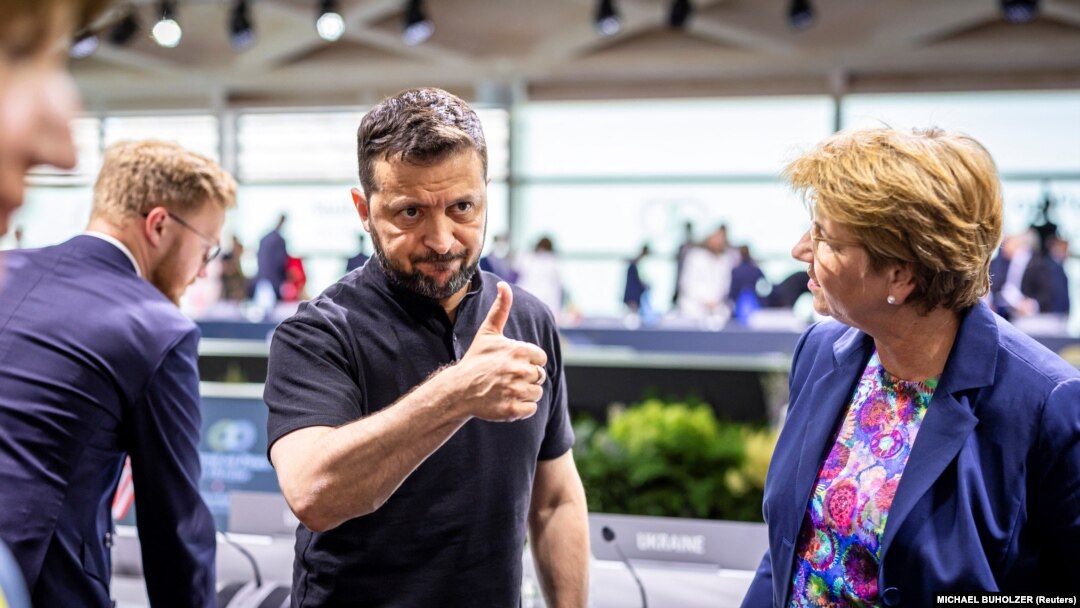 Președintele ucrainean, Volodimir Zelenski, alături de președinte Confederației Elvețiene, Viola Amherd, în timpul Summitului pentru pace din Elveția, 16 iunie 2024.