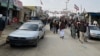 ګڼ خلک د جنوبي وزیرستان د واڼه مرکزي بازار له سړکه تېرېږي - انځور له ارشیفه. 