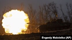 Український танк веде вогонь по російських позиціях на передовій поблизу Бахмуту на Донеччині, 8 березня 2023 року