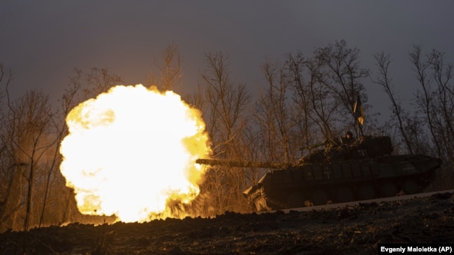 Украинский танк ведет огонь по российским позициям на передовой вблизи Бахмута Донецкой области, 8 марта 2023 года
