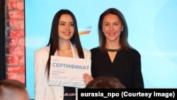 Deputată Dumei de Stat, Aliona Arșinova (dreapta) alături de Diana Spotarenco, Miss Moldova-2023, la înmânarea unei diplome a programului „Cunoaște Rusia”, 22 mai 2024 