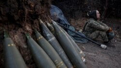 Украински военнослужещ подготвя гаубица за стрелба, 20 април 2024 г.