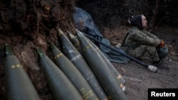 Ukrán katonák az orosz állások támadására készülnek Donyeckben 2024. április 20-án