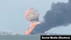 Gusti dim izbija nakon ukrajinskog napada na luku Kavkaz, regija Krasnodar, Rusija, 22. avgust 2024.