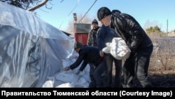 Residents of Ishim work to bolster flood defenses in Russia's Tyumen region