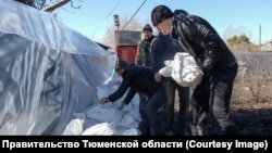 Жители Омской области укрепляют дамбу
