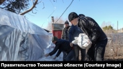 Жители Омской области укрепляют дамбу