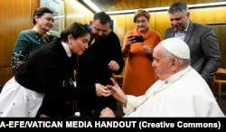 Під час вручення тодішньому папі Римському Франциску символічного подарунку – браслету із металу з «Азовсталі». Ватикан, 24 лютого 2023 року