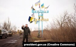 Президент України Володимир Зеленський під час відвідин міста Авдіївки, яка розташована неподалік від окупованого Донецька, 29 грудня 2023 року