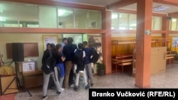 Osnovna škola "21. oktobar" u Kragujevcu u centralnoj Srbiji, prva je škola u tom gradu koja je krajem marta zabranila učenicima upotrebu pametnih telefona i drugih digitalnih uređaja. Fotografija iz aprila 2024.