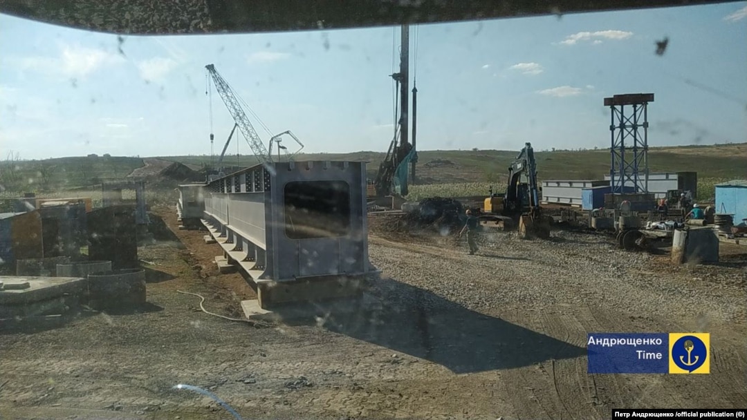 Строительство моста через реку Кальмиус на маршруте новой железной дороги из Донецка в Мариуполь