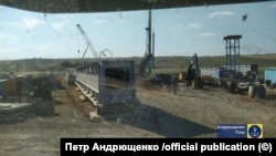Construcția podului peste râul Kalmius pe traseul noii căi ferate de la Donețk la Mariupol