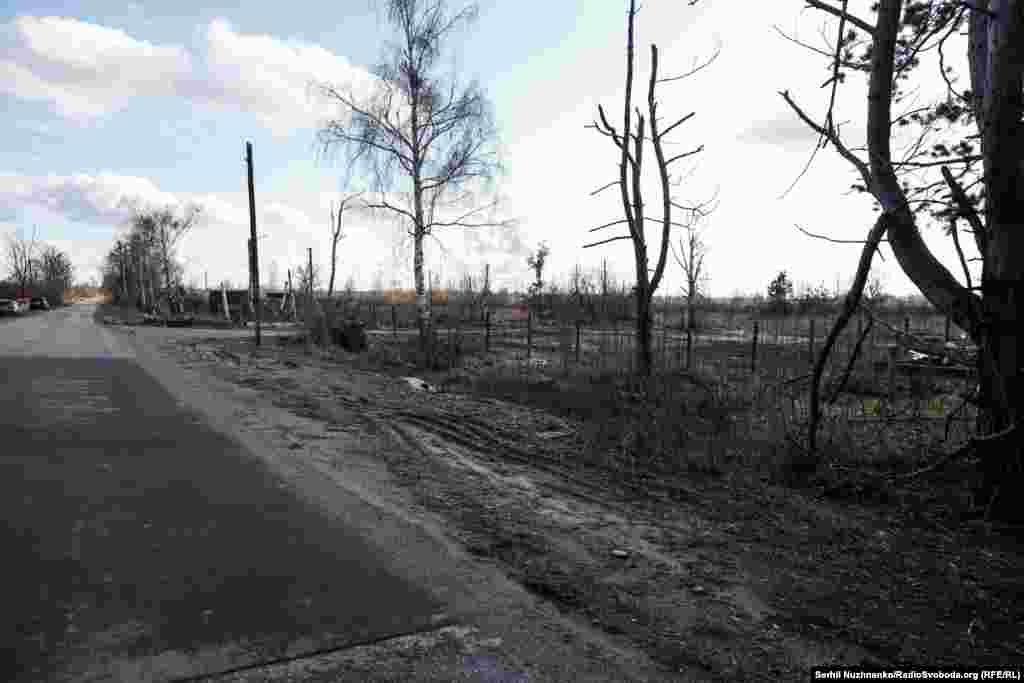 На первом изображении: воронка от авиабомбы и разрушенный дом в Тетеревском. На втором изображении: отремонтированная дорога. Дом был снесён