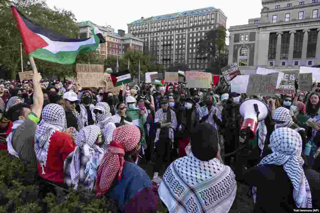 Propalestinski demonstranti na protestu ispred Univerziteta Kolumbija u Njujorku, gde je istovremeno održan i protest solidarnosti s Izraelom, 12. oktobar 2023.