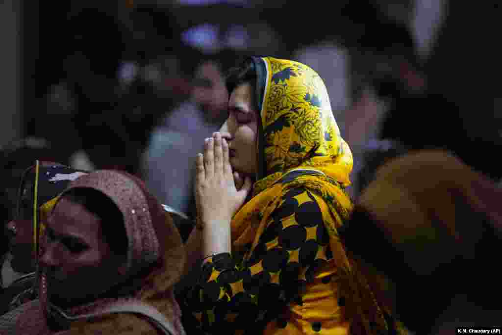 Të krishterët në Pakistan marrin pjesë në lutjet në Kishën e Shpirtit të Shenjtë në Lahore të Pakistanit, më 9 prill.