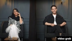 Blind Date je stekao značajnu popularnost u Iranu, privlačeći milione gledalaca na svoje epizode na YouTube, u kojima učesnici koje se ne poznaju razgovaraju kako bi utvrdili da li bi bili dobri partneri. Fotografija: detalj iz jedno od epizoda, 2023.