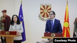 Predsednica Kosova Vjosa Osmani i predsednik Severne Makedonije Stevo Pendarovski, u Skoplju 26. aprila 2023.