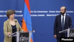 Armenian Foreign Minister Ararat Mirzoyan (right) and his French counterpart, Catherine Colonna, in Yerevan on October 3