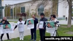 Узбекские активисты приветствовали президента Мирзияева в Берлине с плакатами с надписью «диктатор».