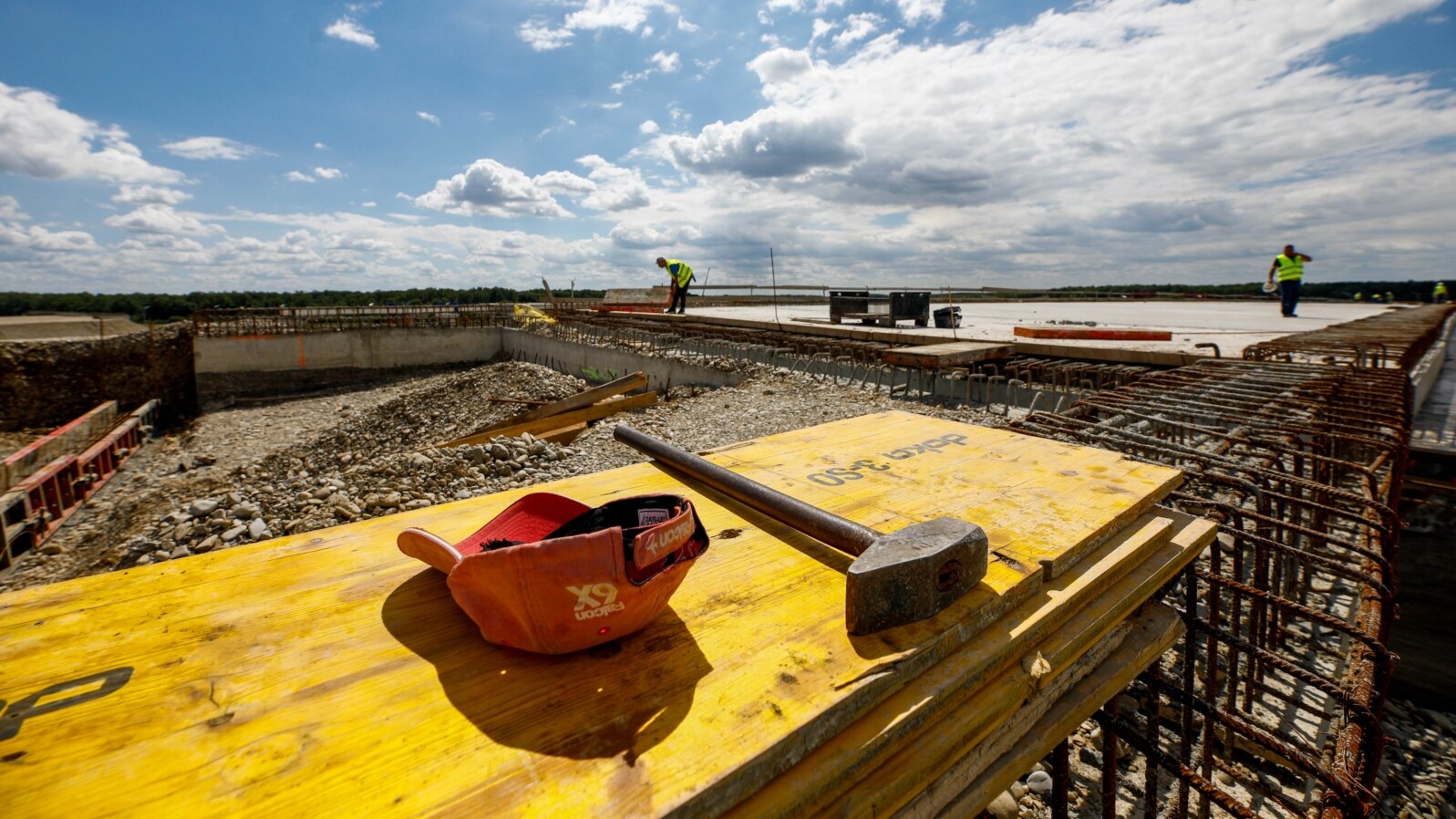 Programul de Guvernare vorbește de sistarea semnării de noi contracte în transporturi, dar companiile de investiții rutiere spun că toate proiectele inițiate deja sunt stringente.
