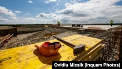 Primii kilometri de autostradă din R. Moldova vor fi construiți de România. În imagine, un instantaneu de pe șantierul A7, un sector de drum rapid din țara vecină. 