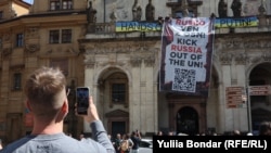 У Празі активісти вивісили банер з вимогою вилучити РФ з Ради безпеки ООН