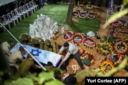 Солдаты израильской армии несут гроб с останками своего товарища Ноама Элимеле Ротенберга. 10 октября 2023 года