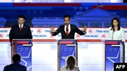  Претендентите за президентски претендент на републиканците Рон Десантис, Вивек Рамасуами и Ники Хейли по време на дебата в сряда 